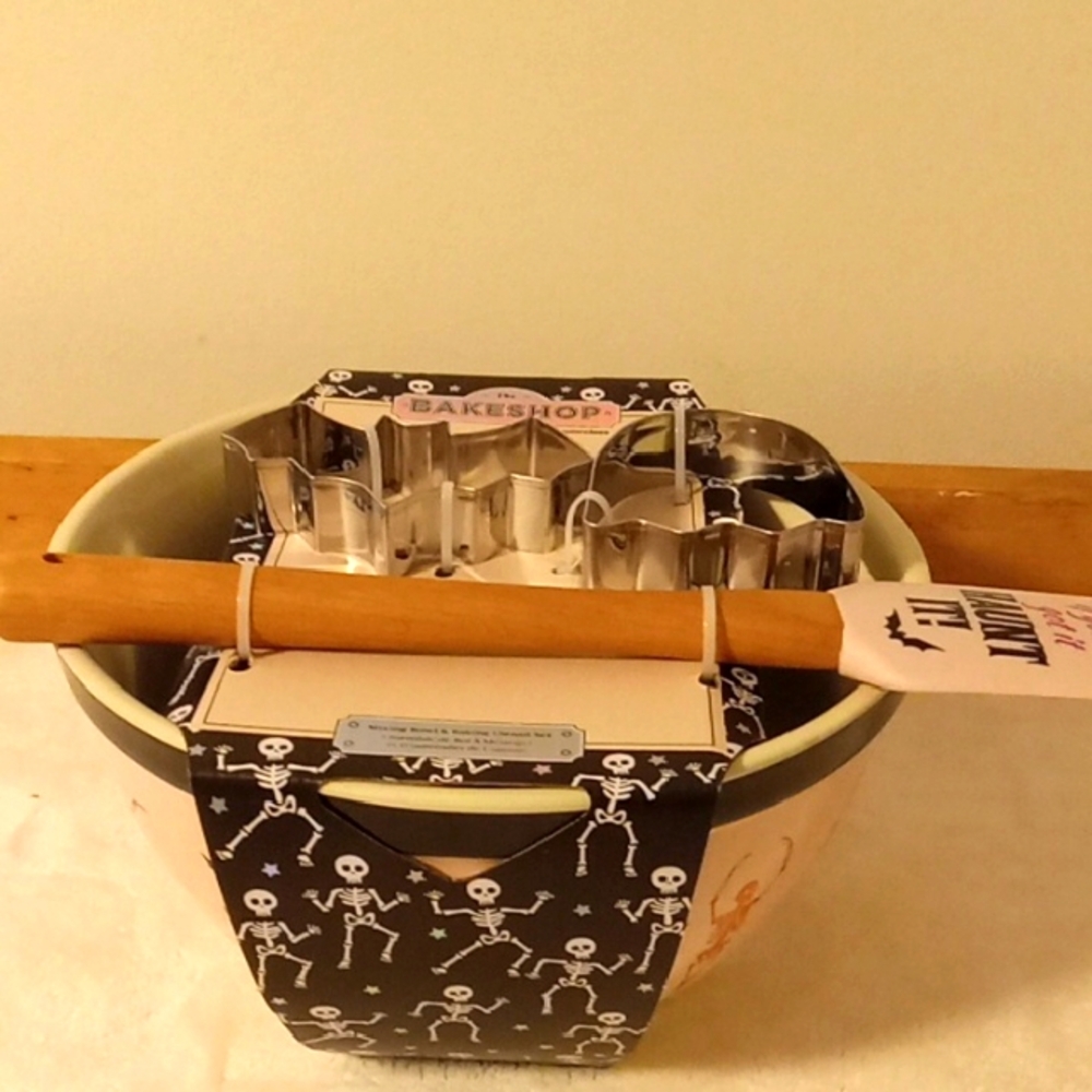 Halloween Bakeshop Bowl Set New